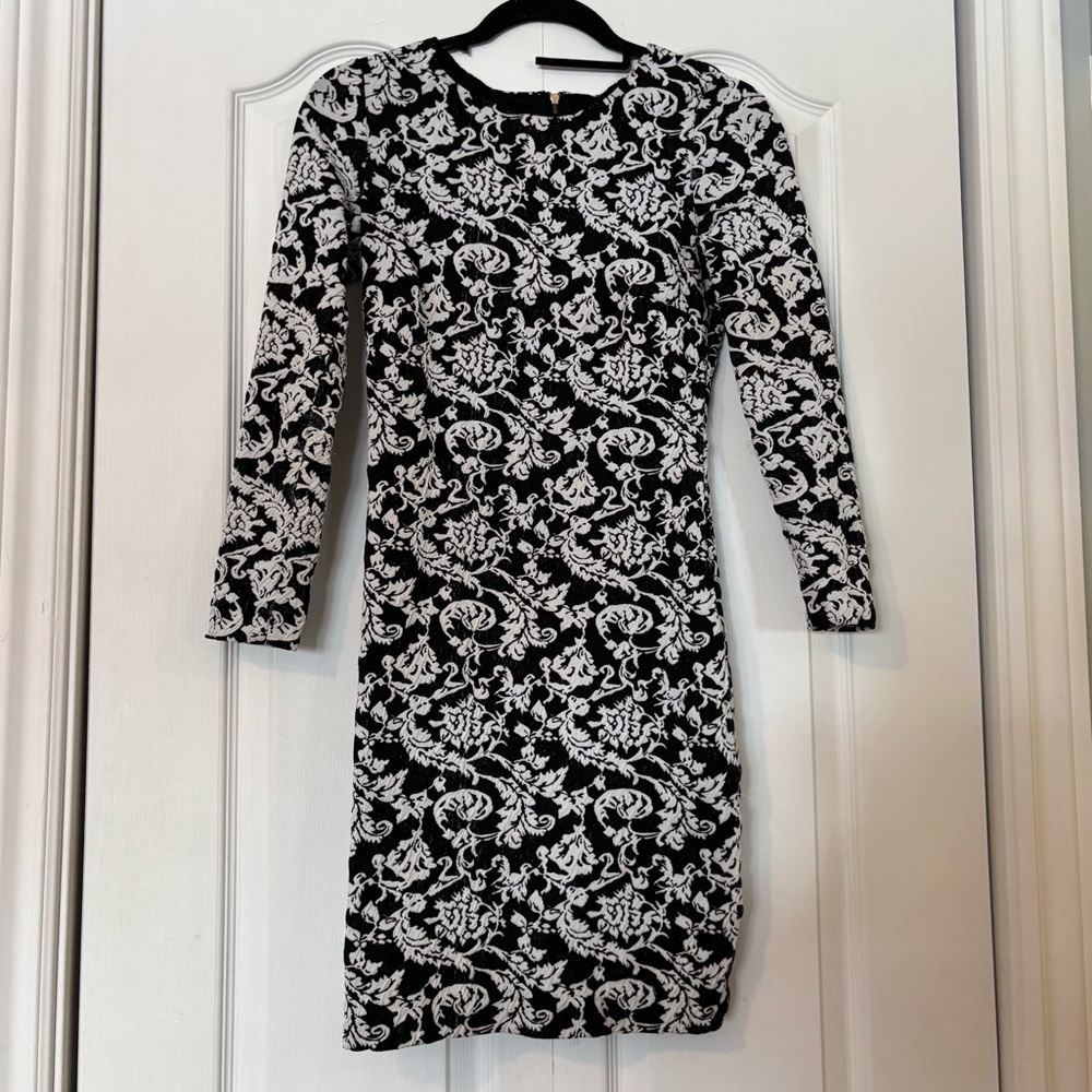 Dynamite Black and White Floral Patterned Long Sleeve Dress
